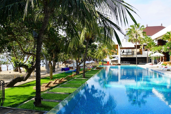 3 outdoor pools, pool loungers