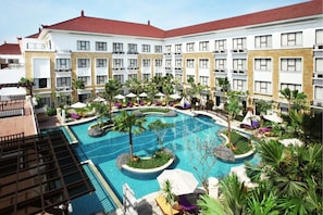 3 outdoor pools, pool loungers - Truntum Kuta (Kuta)