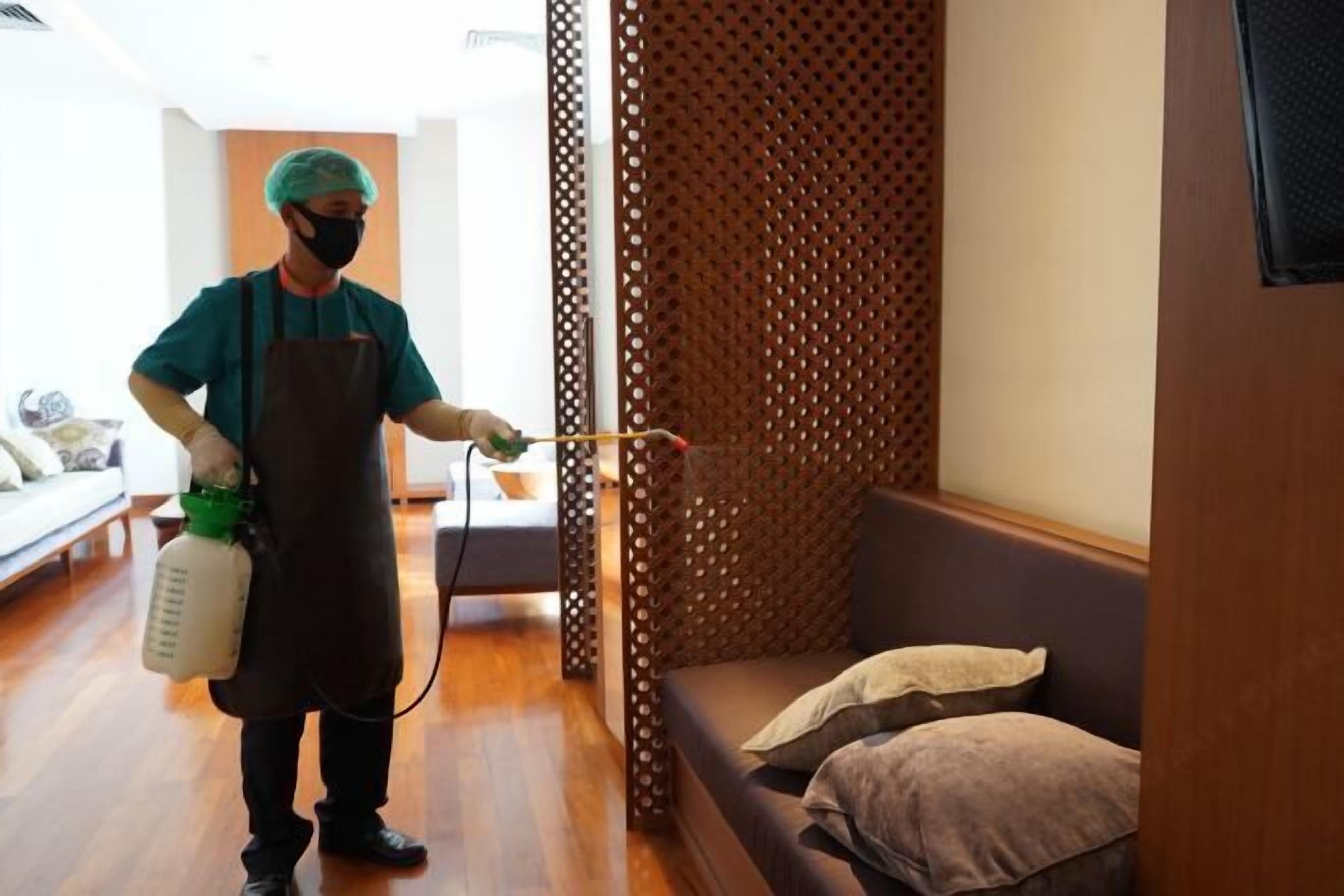 ميني بار وخزنة داخل الغرفة ومكتب ومكواة/لوح كي