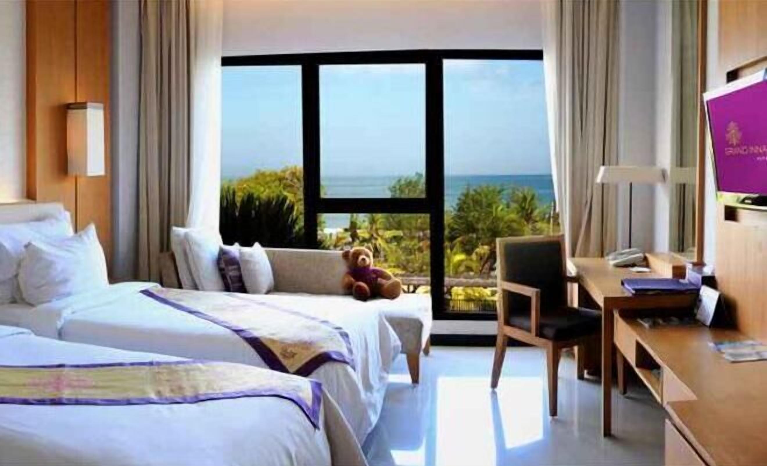 ميني بار وخزنة داخل الغرفة ومكتب ومكواة/لوح كي