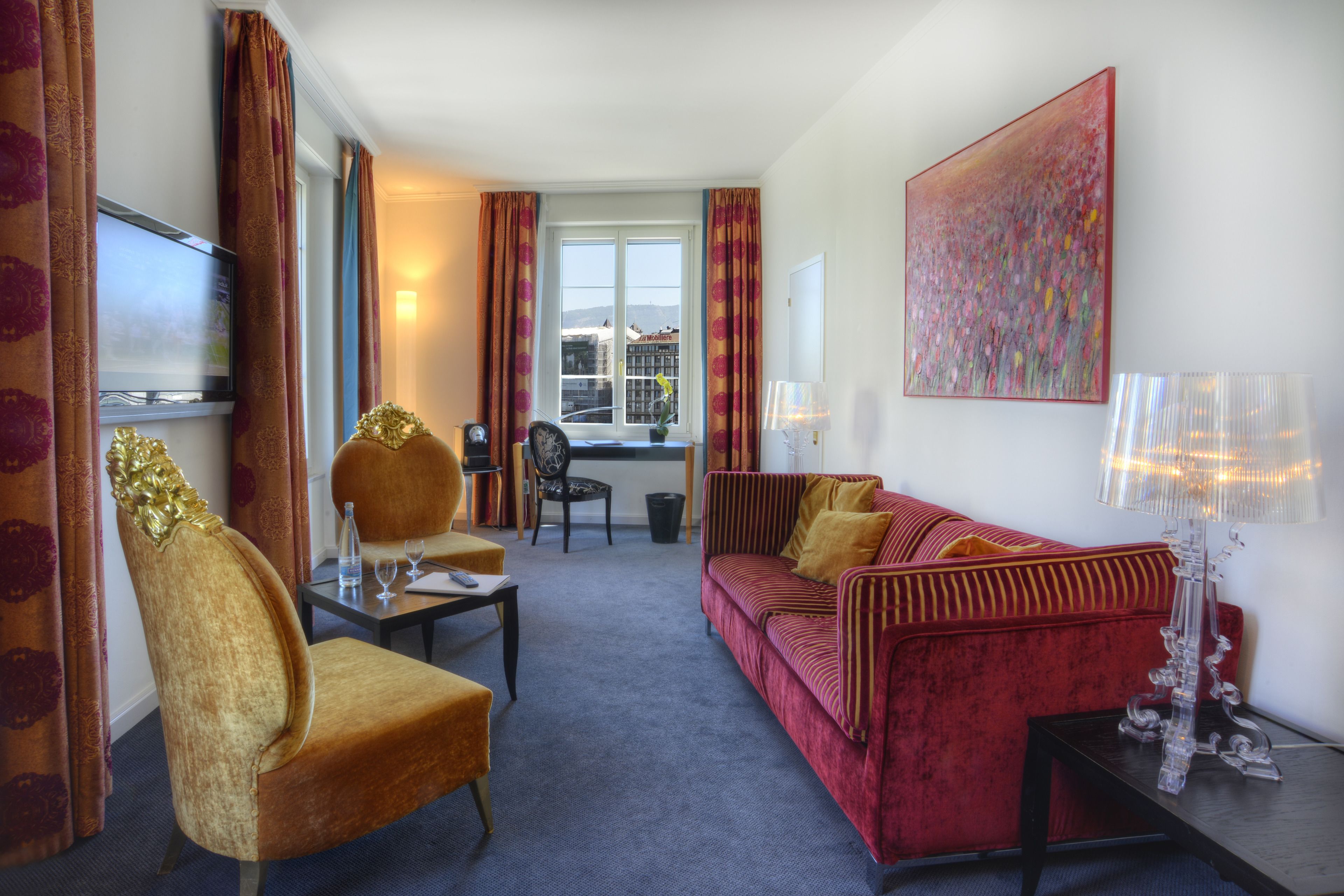 junior suite | minibar, in-room safe, individually decorated, individually furnished