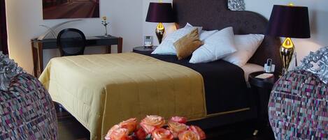 Kahden hengen deluxe-huone | Minibaari, tallelokero huoneessa, yksilöllisesti sisustettu