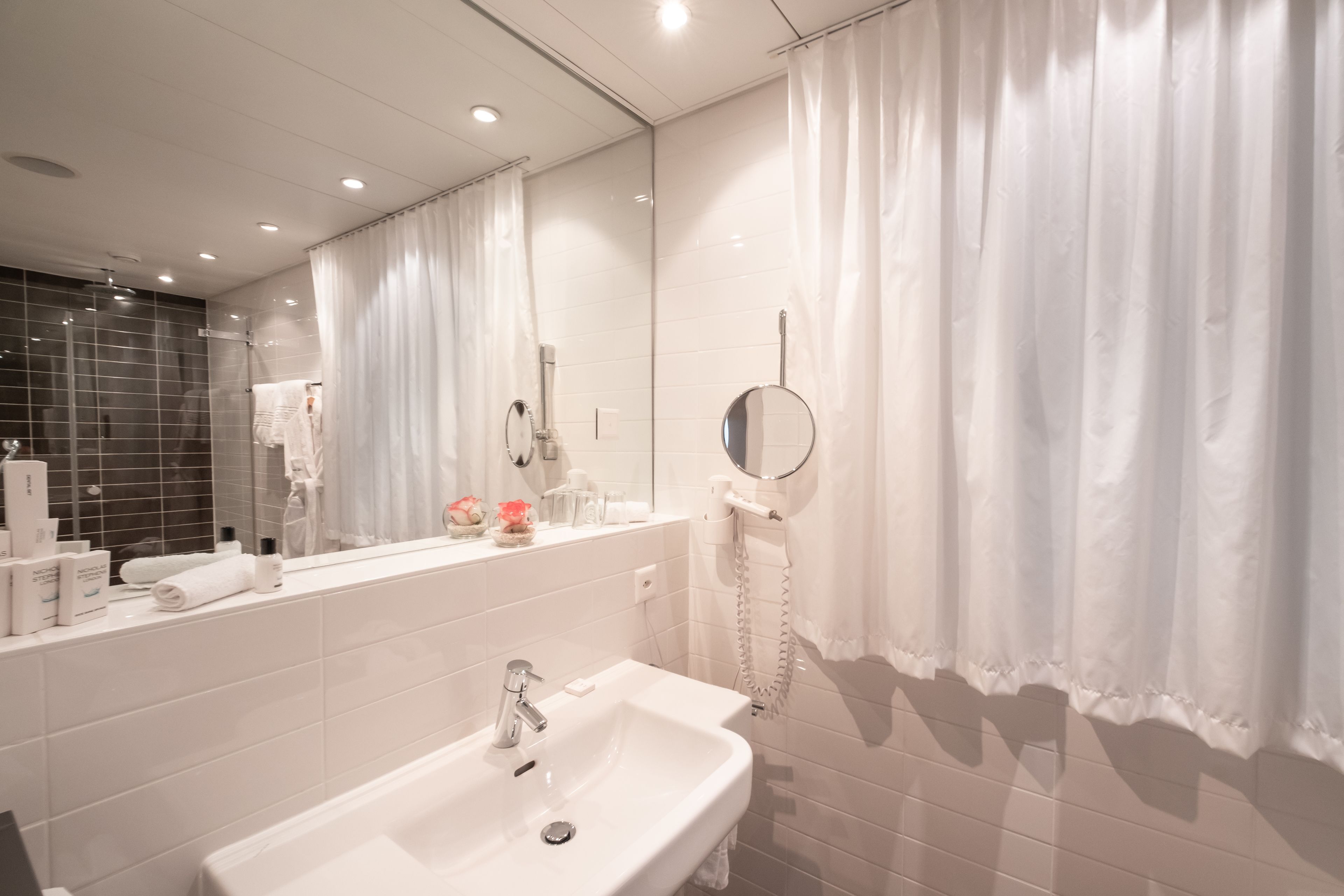 superior double room | bathroom | free toiletries, hair dryer, bathrobes, slippers