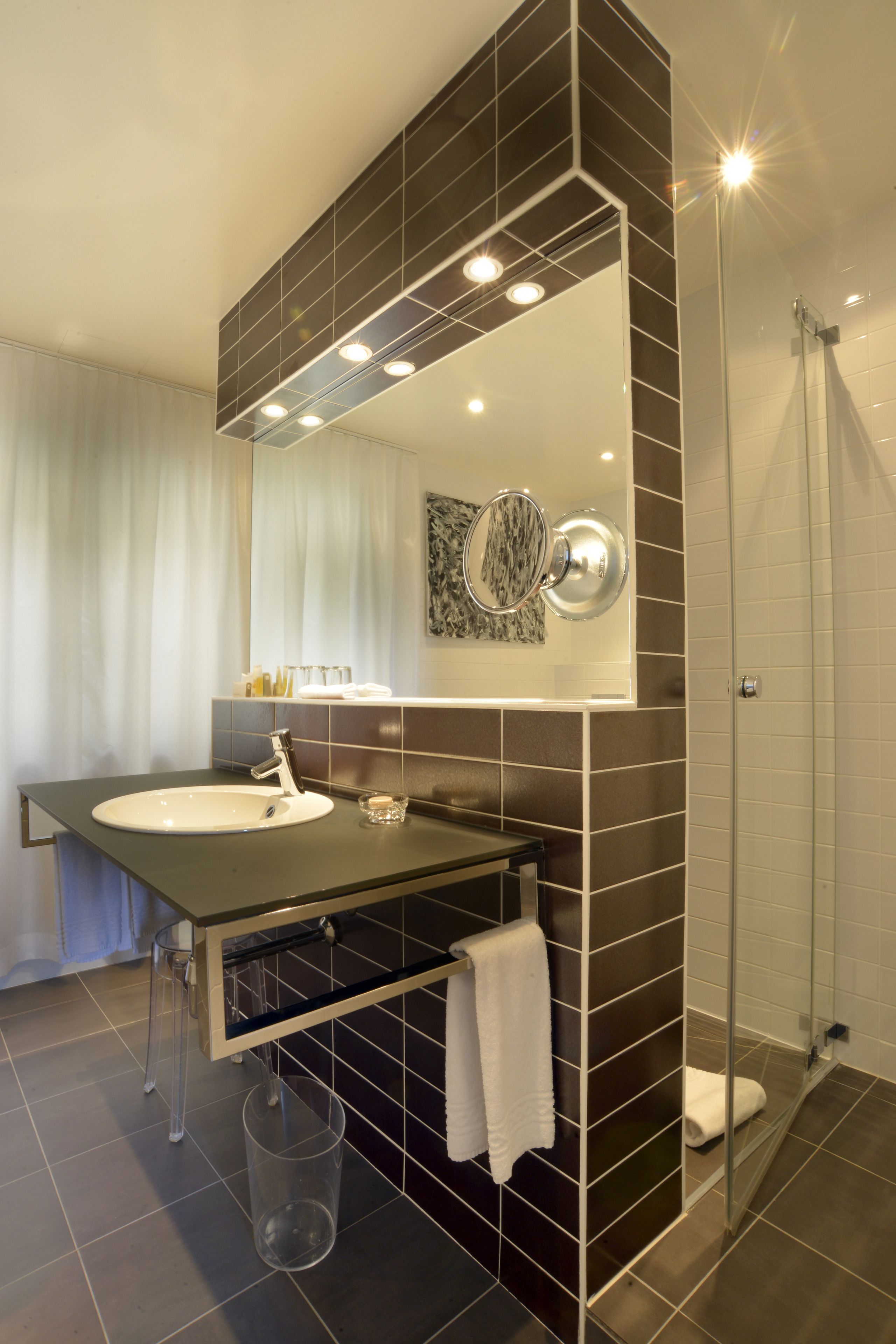 deluxe double room | bathroom | free toiletries, hair dryer, bathrobes, slippers