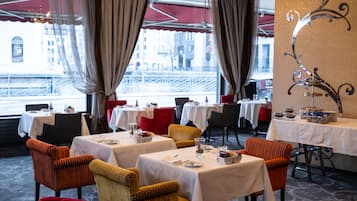 Tägliches Frühstücksbuffet (24.00 CHF pro Person)