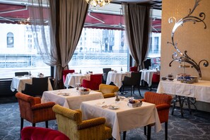 Tägliches Frühstücksbuffet (24.00 CHF pro Person)