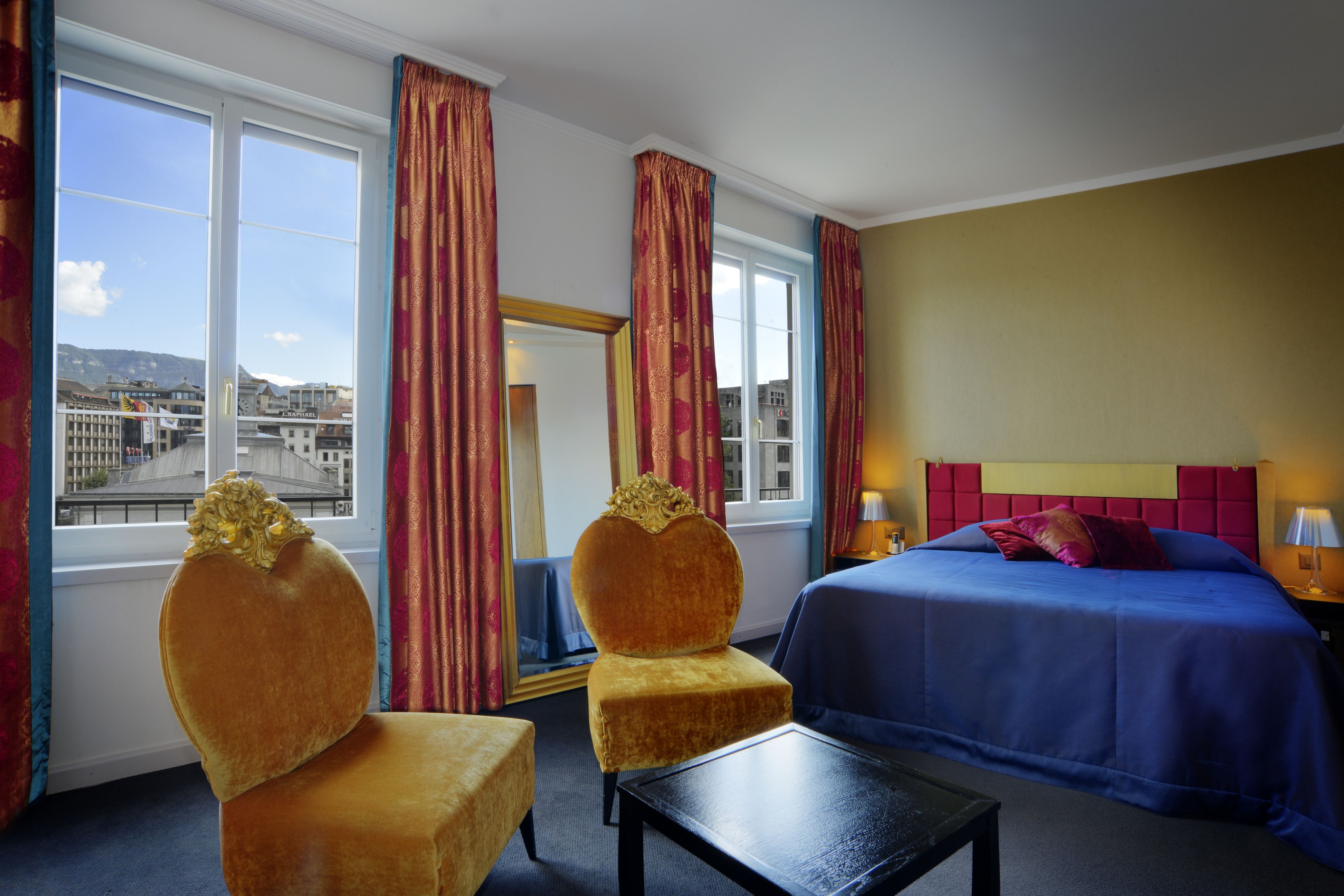 deluxe double room | minibar, in-room safe, individually decorated, individually furnished