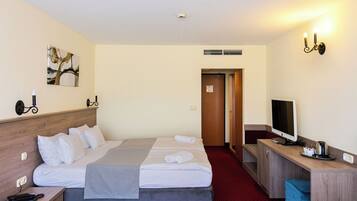 Minibar, Zimmersafe, Schreibtisch, Verdunkelungsvorhänge