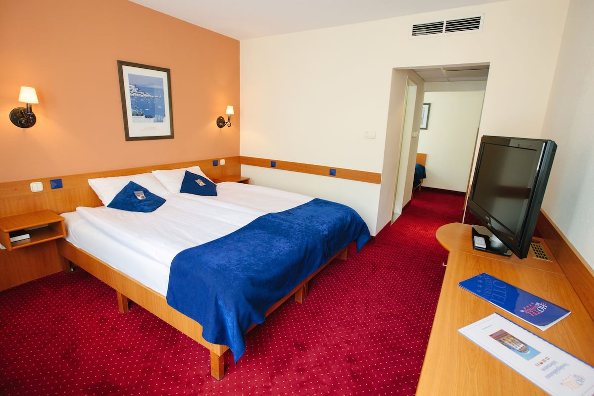 Triple Room | Minibar, in-room safe, desk, blackout curtains