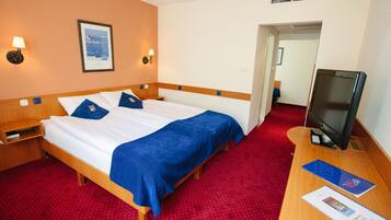 Triple Room | Minibar, in-room safe, desk, blackout curtains