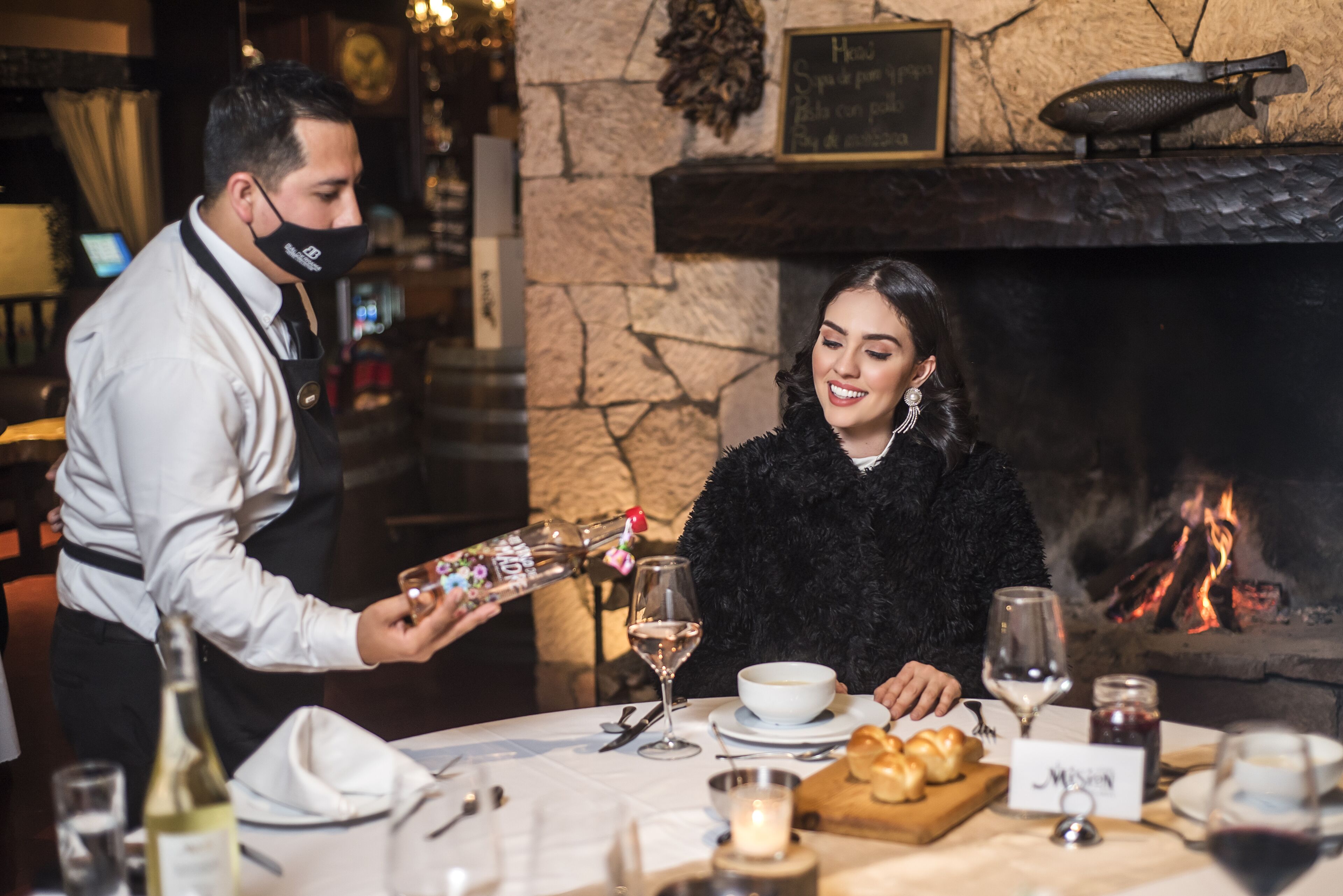 朝食、ランチ、ディナーに営業