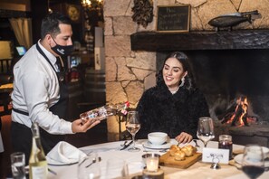 아침 식사, 점심 식사 및 저녁 식사 제공