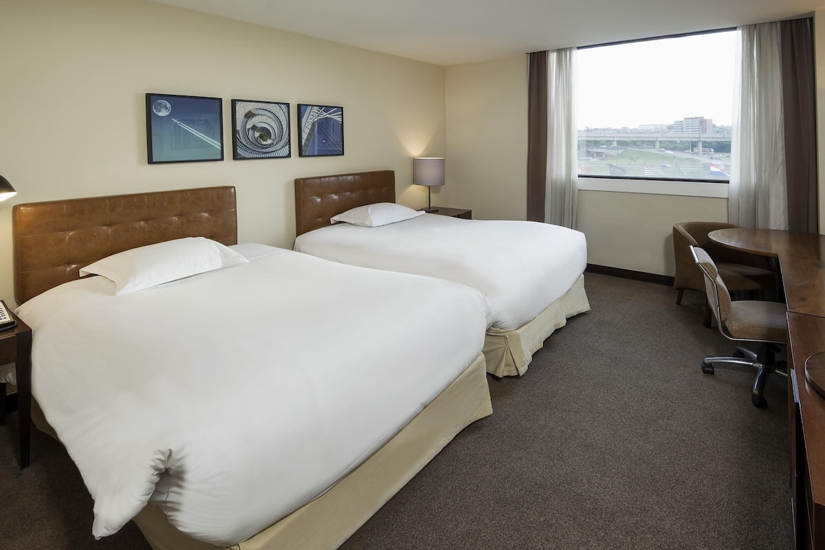 Superior Room, 2 Twin Beds, Bathtub | Minibar, in-room safe, desk, laptop workspace