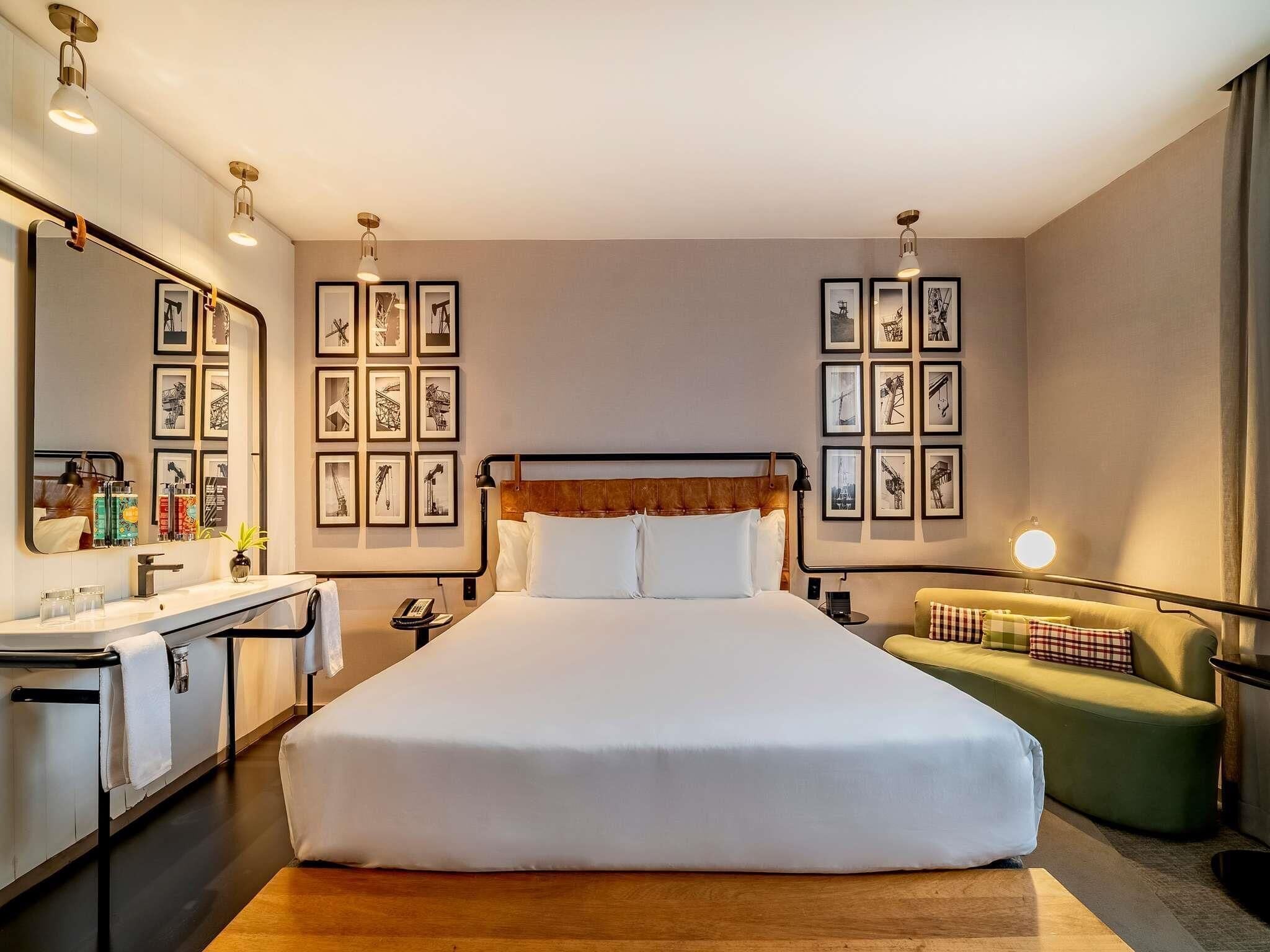 DESIGN ROOM FOR PEOPLE WITH REDUCED MOBILITY with 01 queen-size bed