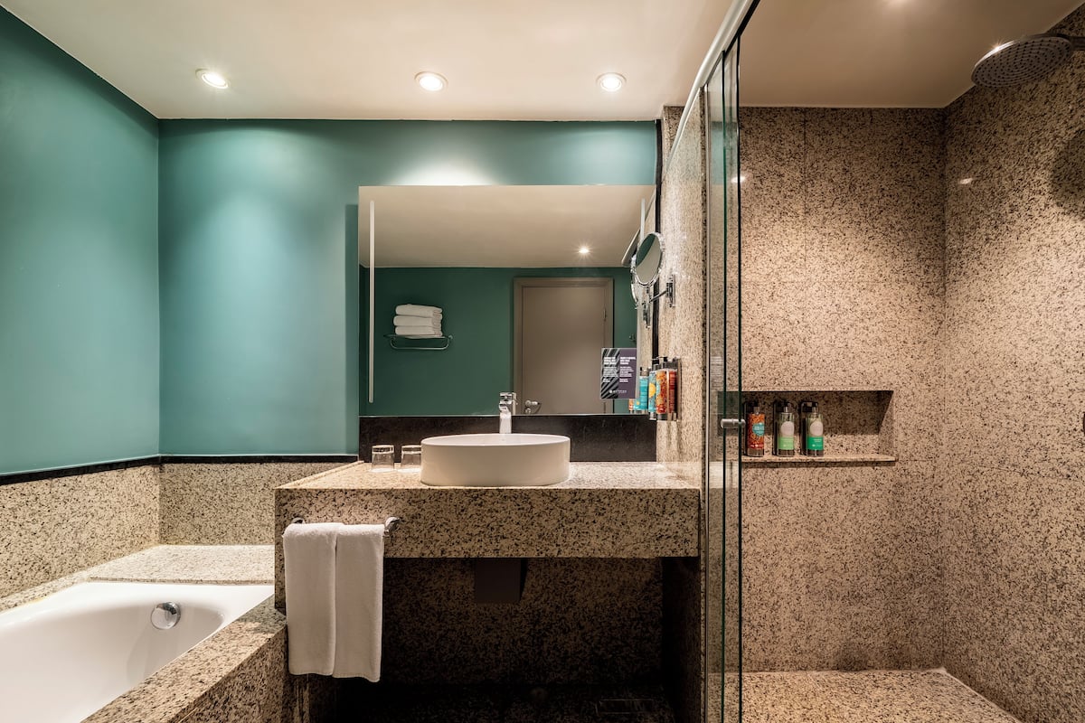 Bathroom sink