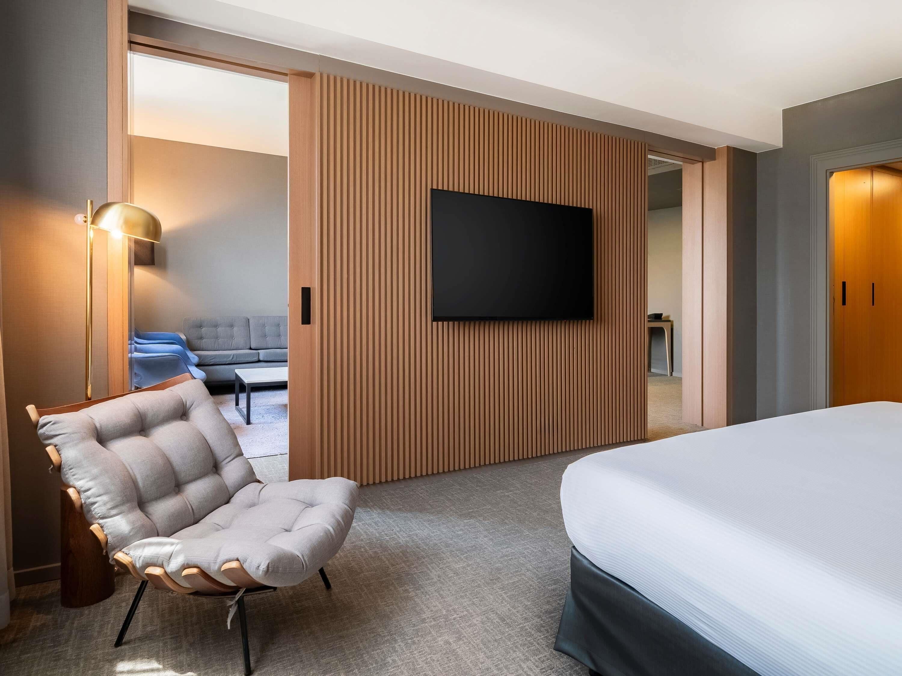 Executive Suite, 1 King Bed, Club lounge access