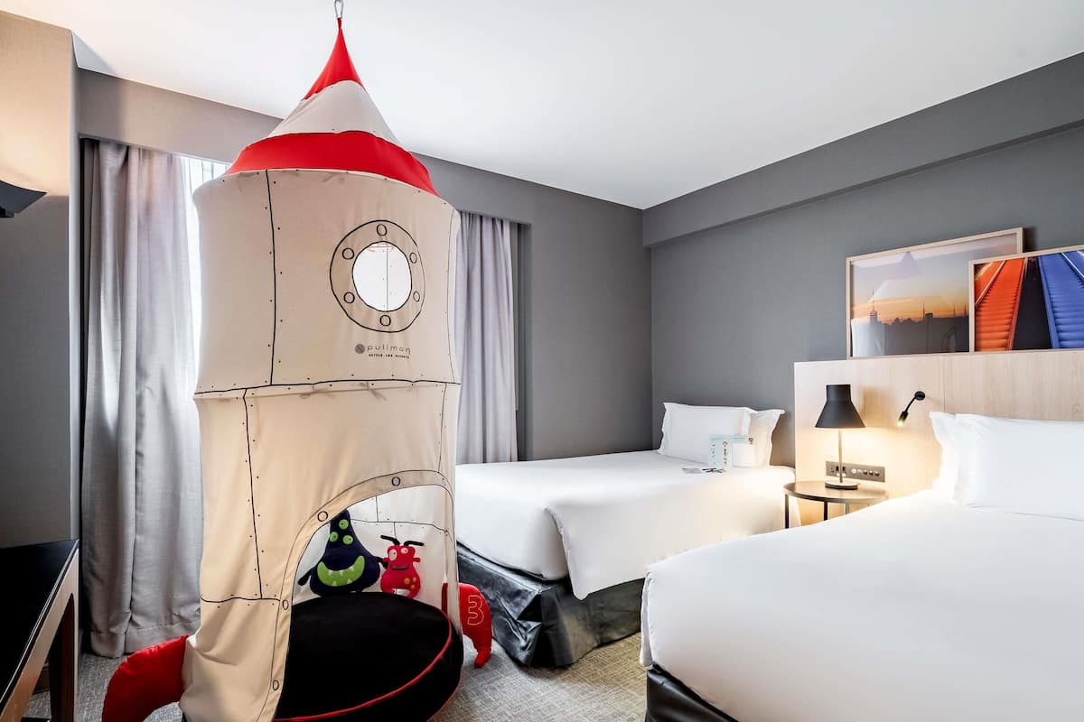 Family Room, 1 King Bed & 1 Single Bed, Bathtub | Minibar, in-room safe, desk, laptop workspace