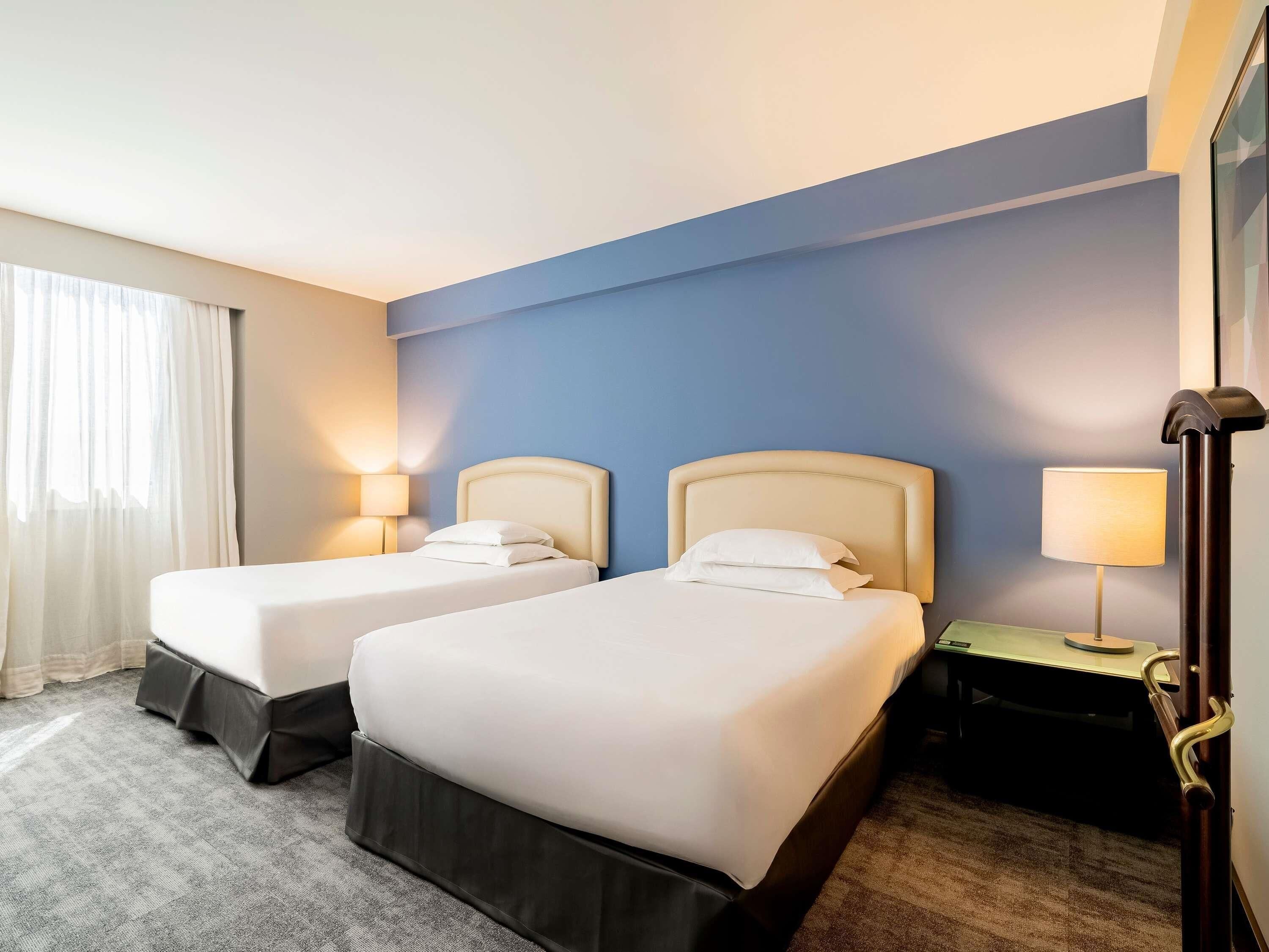 Quarto superior, 2 camas de solteiro, banheira | Frigobar, cofres nos quartos, escrivaninha