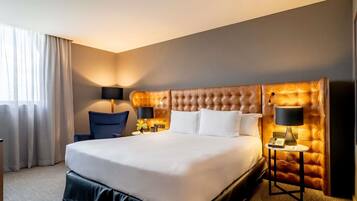 Deluxe kamer, 1 kingsize bed | Een minibar, een kluis op de kamer, een bureau, een laptopwerkplek