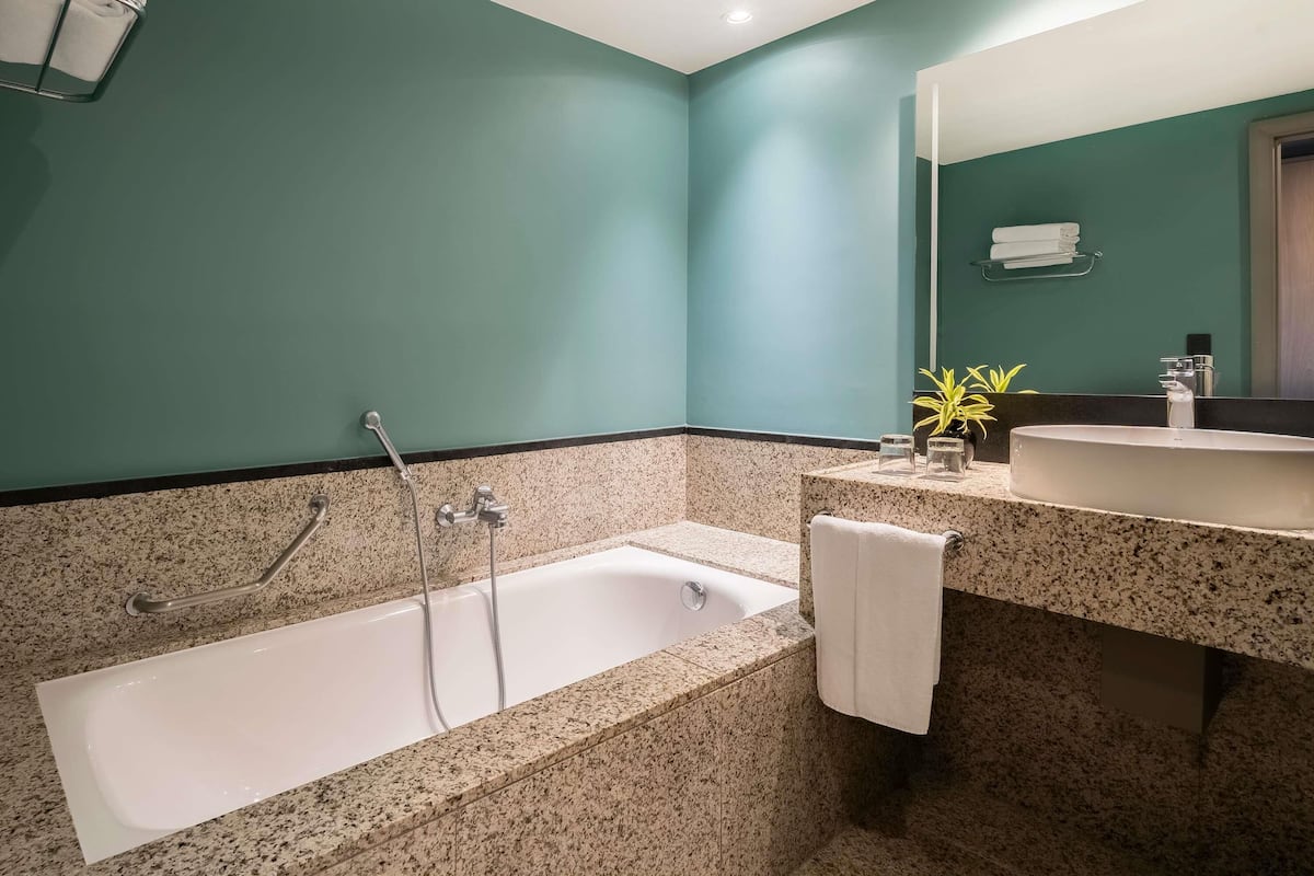 Executive Room, 2 Twin Beds, Bathtub | Bathroom | Eco-friendly toiletries, hair dryer, towels, soap