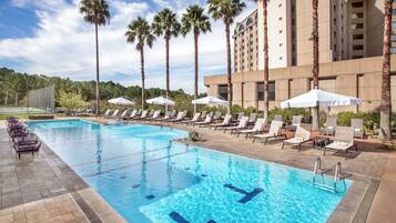 حمّام سباحة خارجي، مظلات على حمّام السباحة، مقاعد للتشمس