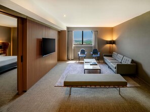 Executive Suite, 1 King Bed, Club lounge access | Minibar, in-room safe, desk, laptop workspace - Pullman São Paulo Guarulhos Airport (Guarulhos)