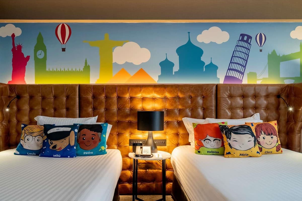 Familjesvit - flera sängar - tillgång till Club Lounge | Minibar, värdeförvaringsskåp på rummet och skrivbord