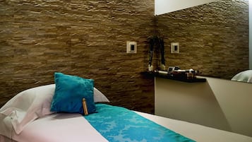 Aromaterapi, hot stone-massage, deep tissue-massage, sportsmassage