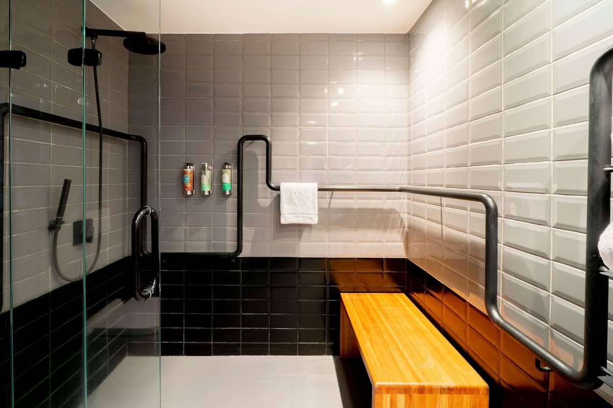 Design Executive Room, 1 Queen Bed | Bathroom | Eco-friendly toiletries, hair dryer, towels, soap