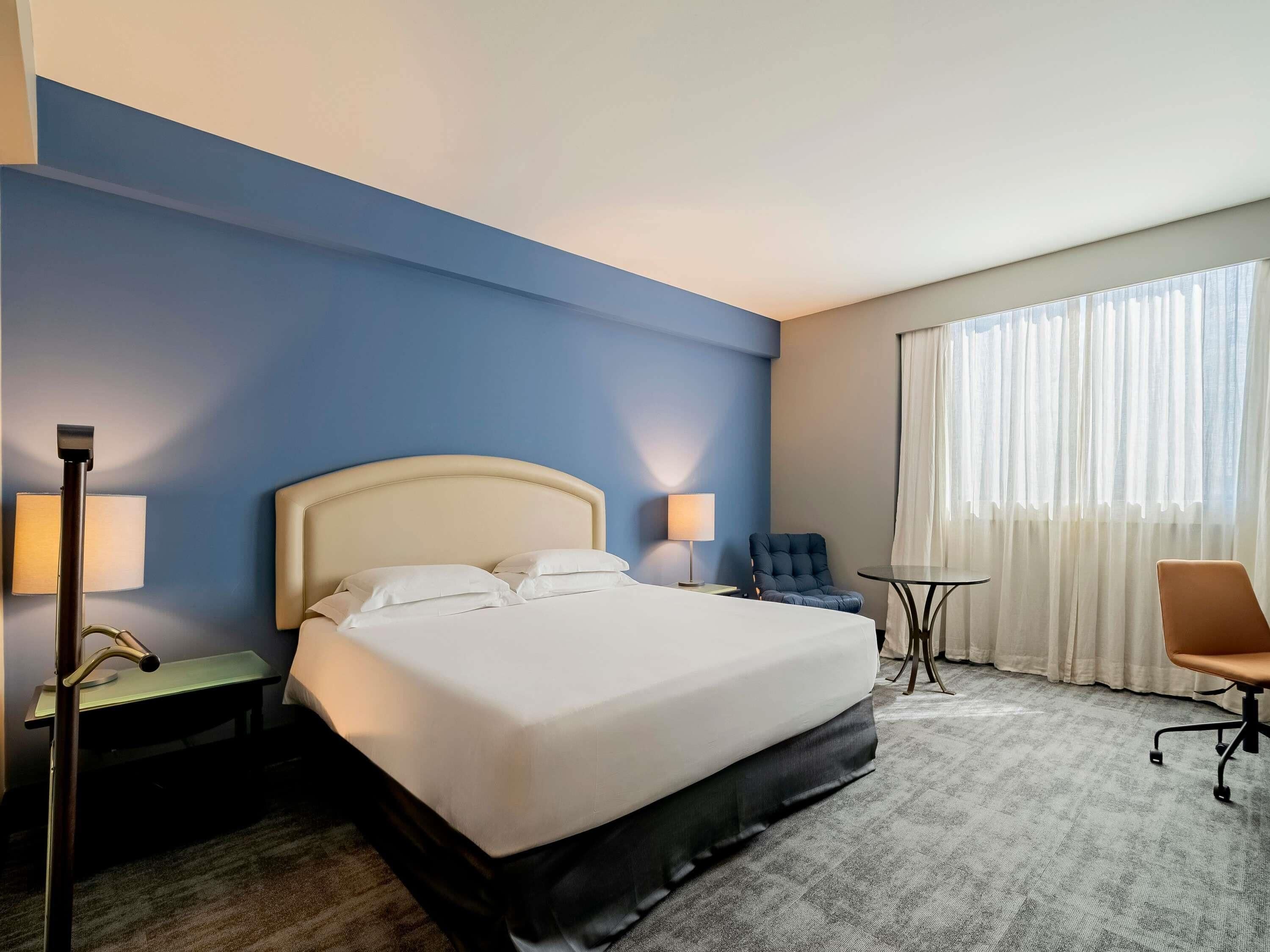 Quarto superior, 1 cama Queen | Frigobar, cofres nos quartos, escrivaninha