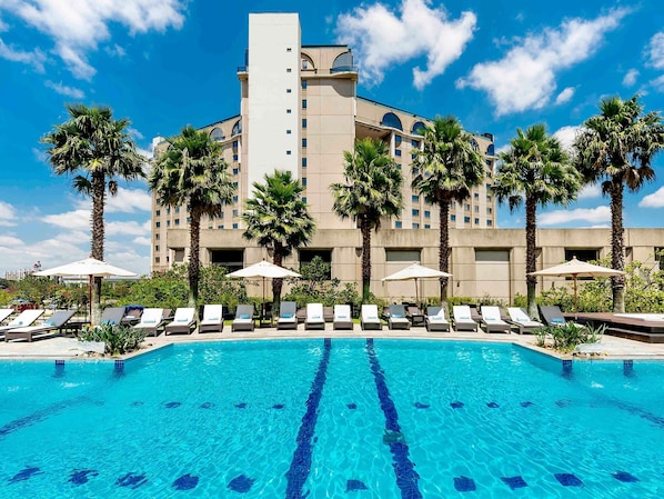 Outdoor pool, pool umbrellas, sun loungers