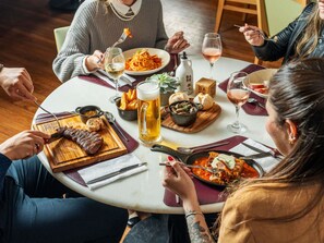 Breakfast, lunch and dinner served  - Pullman São Paulo Guarulhos Airport (Guarulhos)