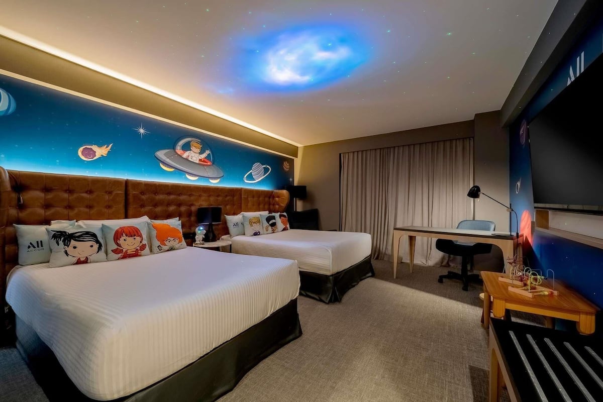 Suite familiar, varias camas, con acceso al salón lounge del club | Minibar, caja de seguridad en la habitación y escritorio