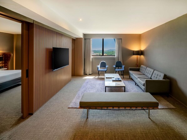 Executive Suite, 1 King Bed, Bathtub, Club Lounge Access | Living room