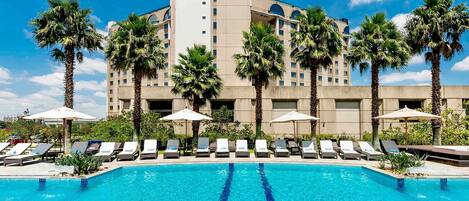 Piscina all'aperto, ombrelloni da piscina, lettini