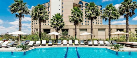 Piscine extérieure, parasols de plage, chaises longues