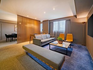 Presidential Suite, 1 King Bed, Club lounge access | Minibar, in-room safe, desk, laptop workspace - Pullman São Paulo Guarulhos Airport (Guarulhos)