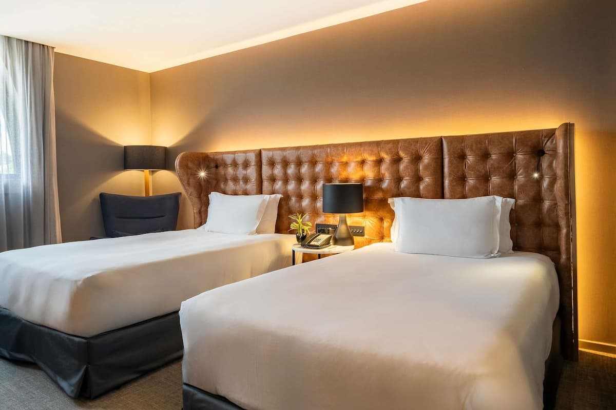 Deluxe Twin Room, 2 Twin Beds, High-floor | Minibar, in-room safe, desk, laptop workspace