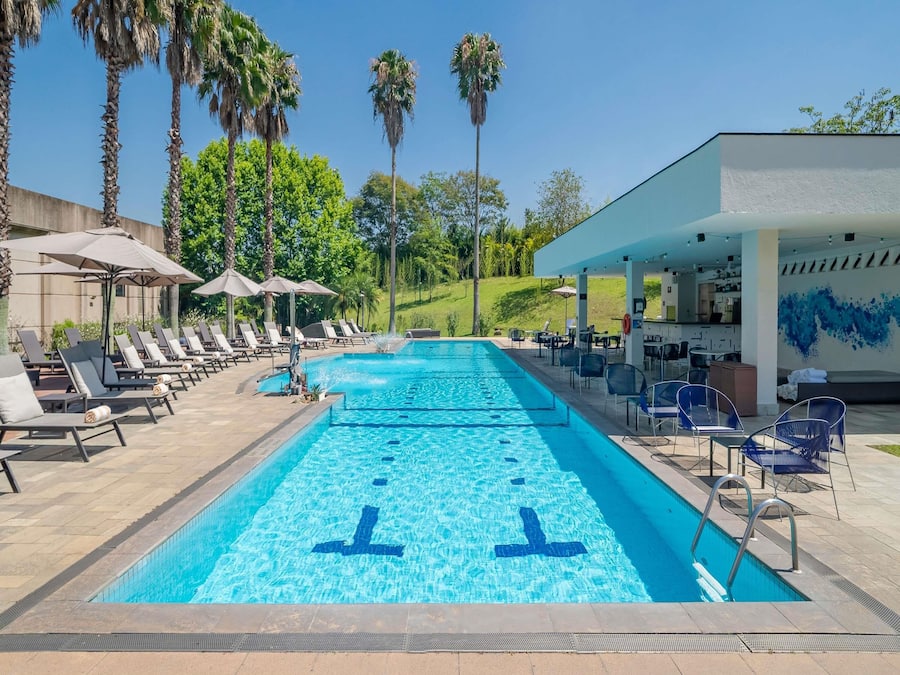 Kolam renang outdoor, dengan payung kolam renang dan kursi berjemur