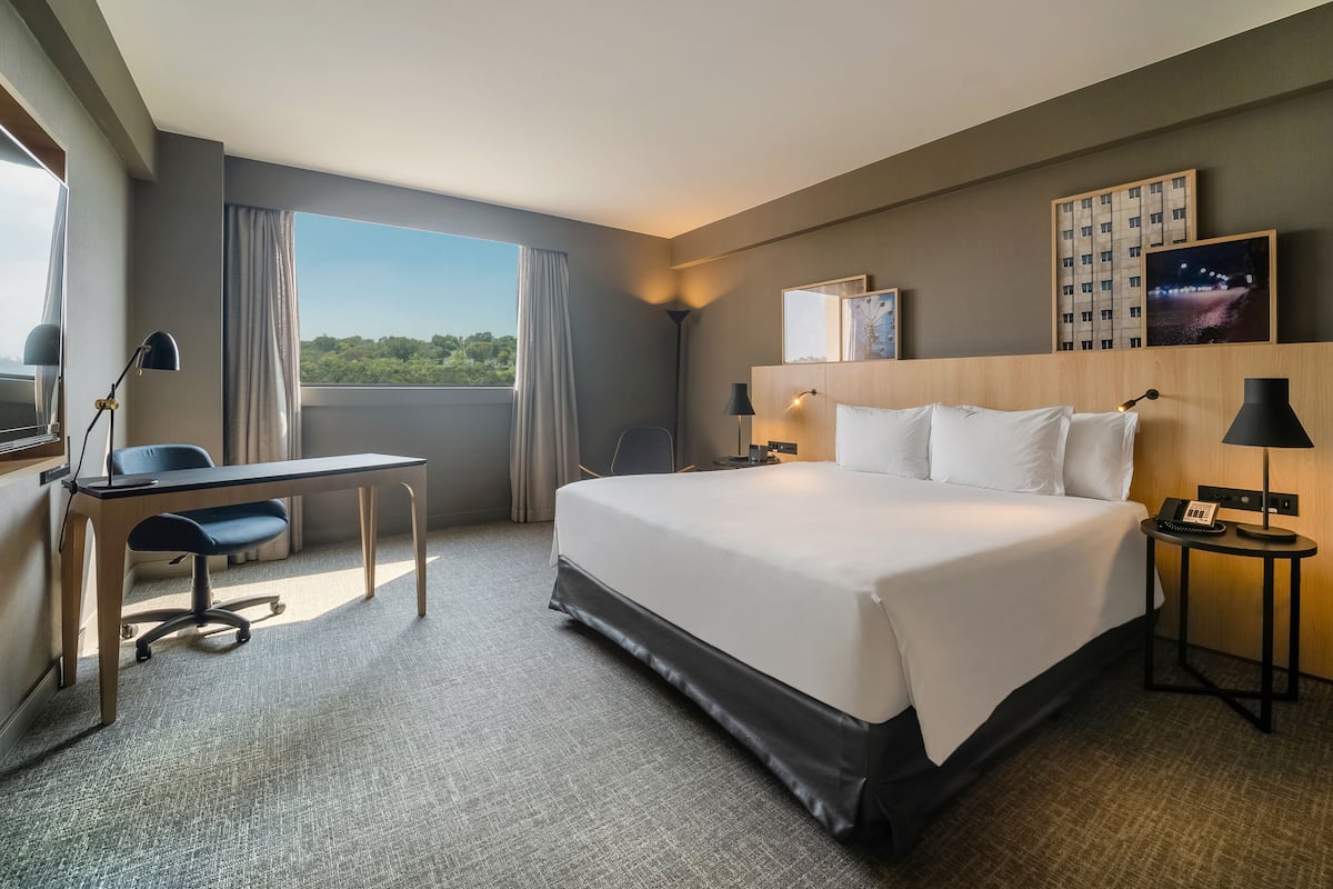 Executive Room, 1 King Bed, Bathtub (Club Lounge Access) | Minibar, in-room safe, desk, laptop workspace