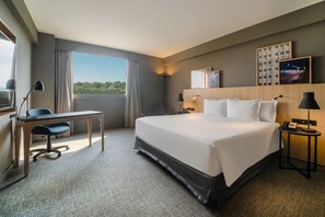 Deluxe Room, 1 King Bed (Luxury) | Minibar, in-room safe, desk, blackout curtains