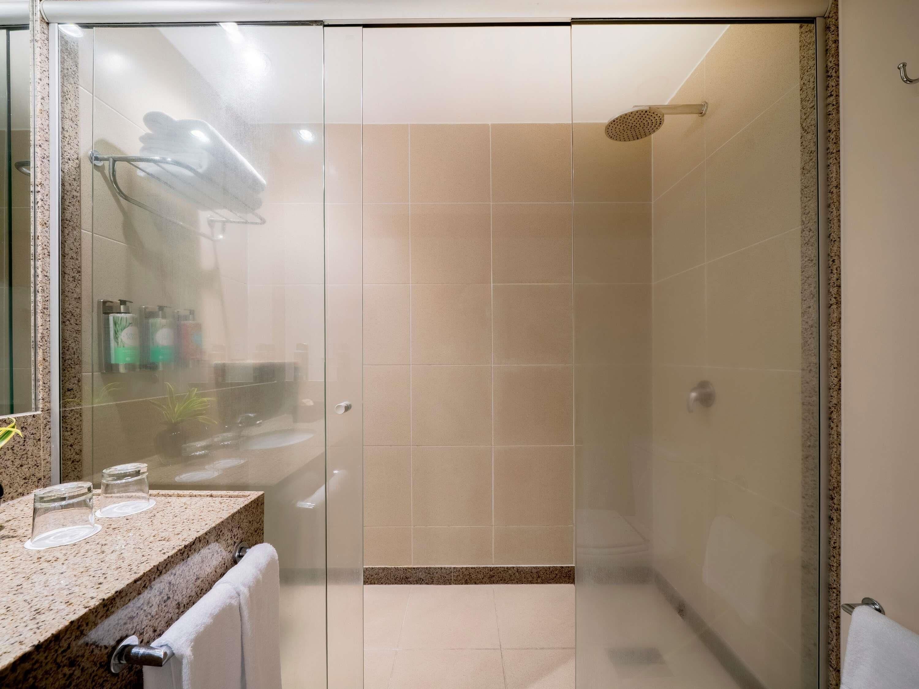 Een minibar, een kluis op de kamer, een bureau, een laptopwerkplek