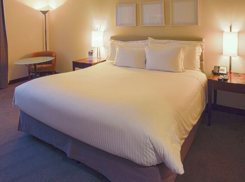 Rom – superior, 1 queensize-seng | Minibar, safe på rommet, skrivebord og skrivebord for bærbar PC