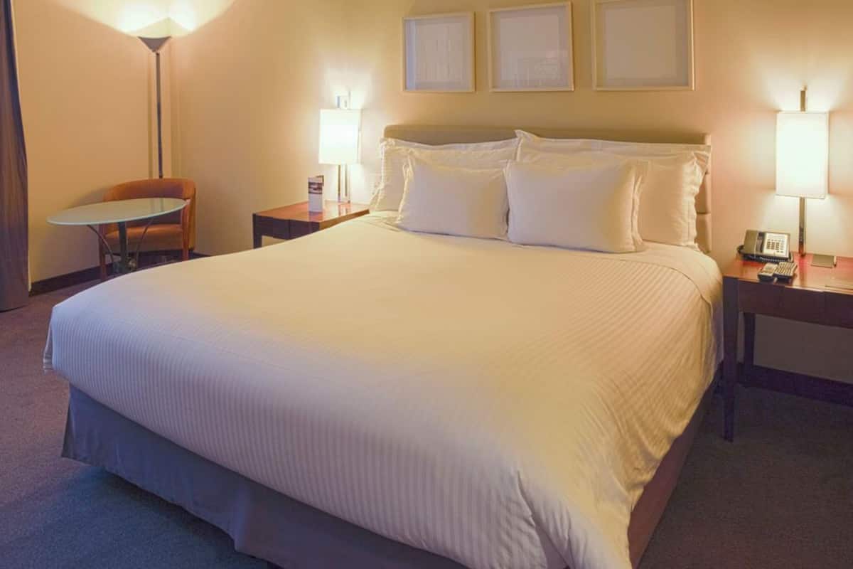 Rom – superior, 1 queensize-seng | Minibar, safe på rommet, skrivebord og skrivebord for bærbar PC