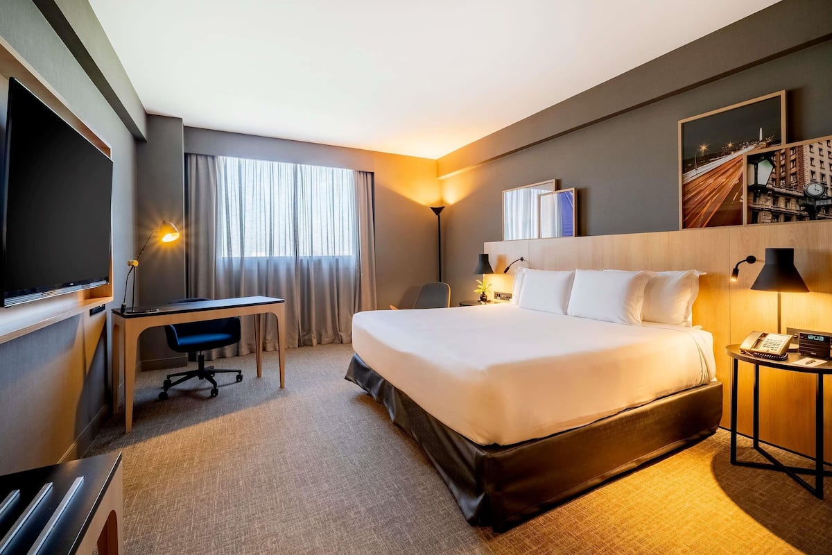 Habitación ejecutiva, 1 cama King size, tina (Club Lounge Access) | Minibar, caja de seguridad en la habitación y escritorio