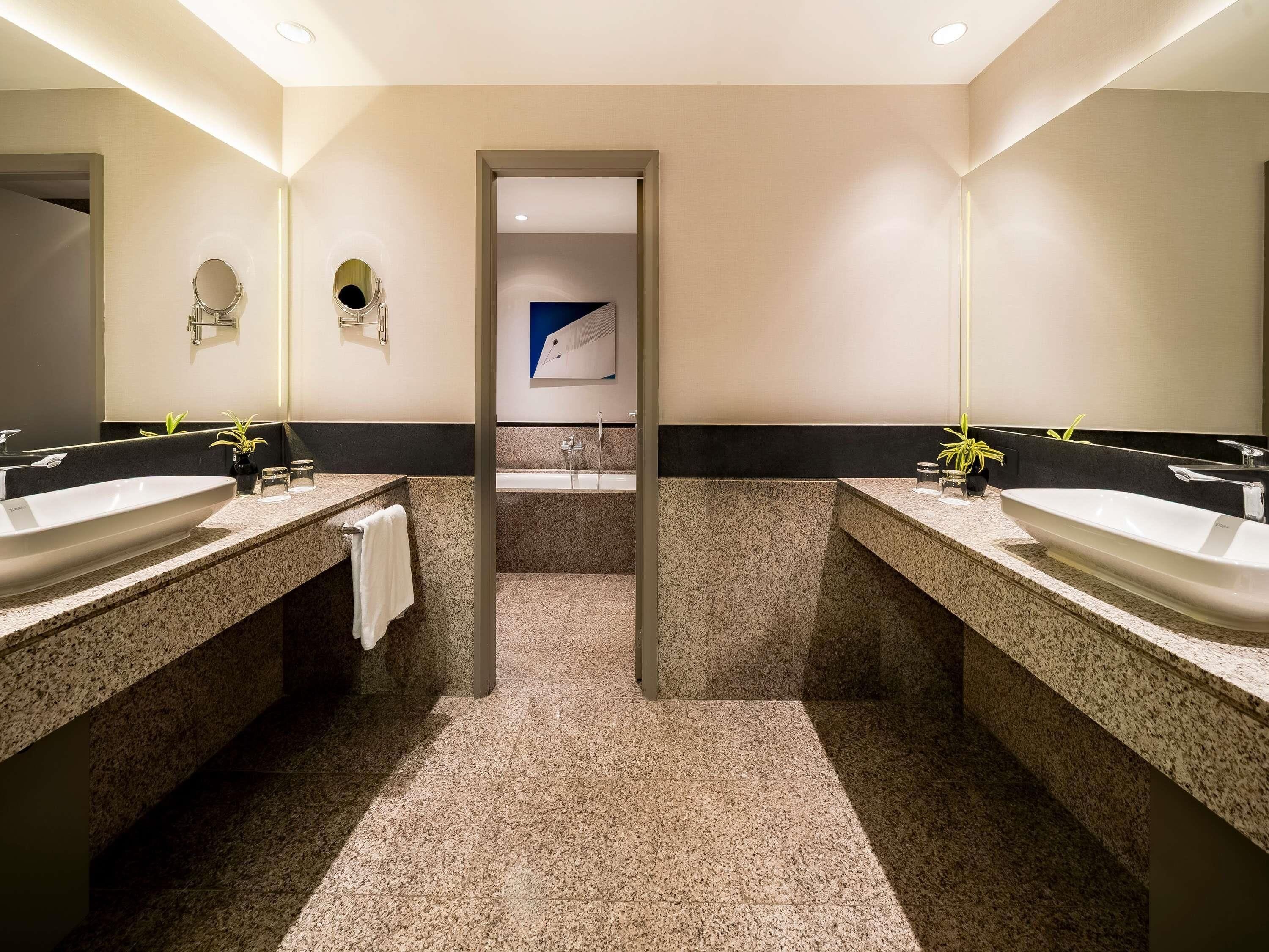 Presidential-sviitti, 1 suuri parisänky, club-loungen käyttöoikeus | Kylpyhuone | Ympäristöystävälliset hygieniatuotteet, hiustenkuivaaja, pyyhkeet