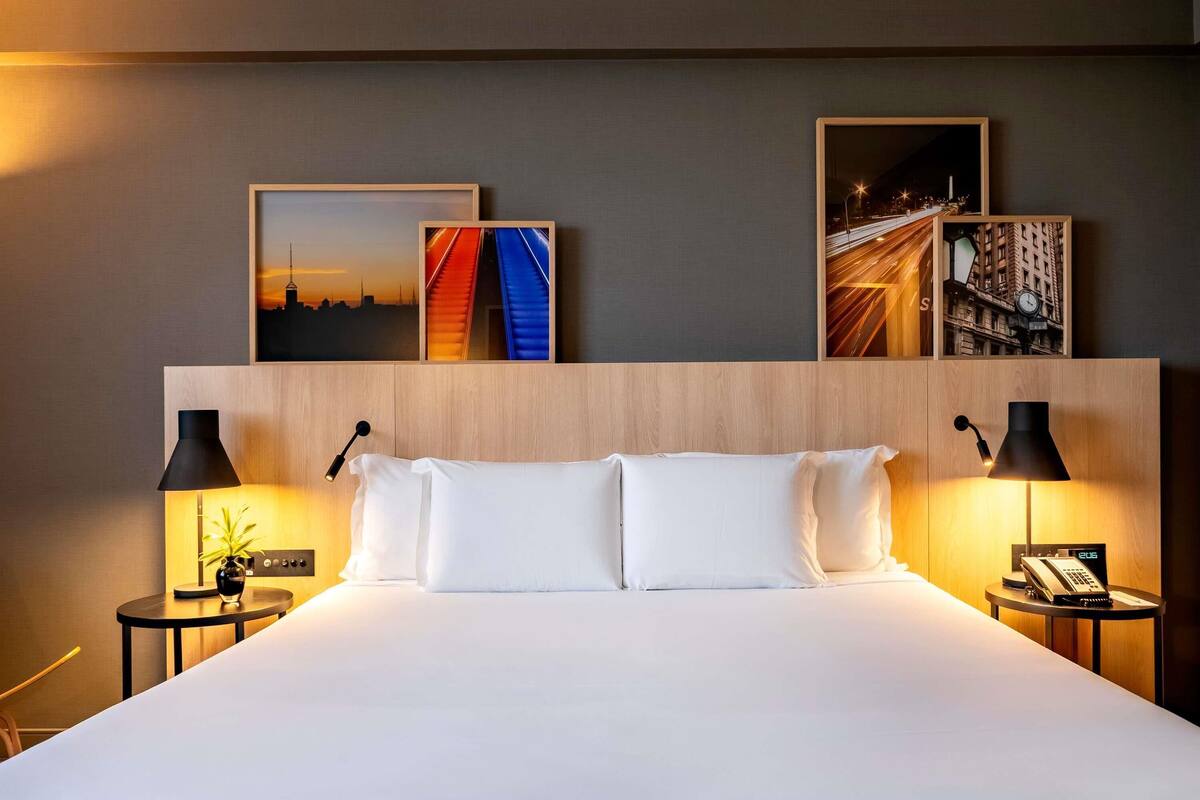 Habitación ejecutiva, 1 cama de matrimonio grande, bañera (Club Lounge Access) | Minibar, caja fuerte, escritorio y espacio para trabajar con un portátil