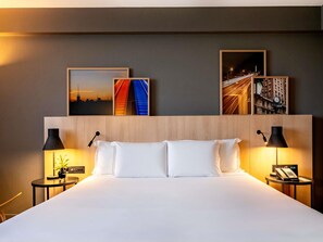 Executive Room, 1 King Bed, Bathtub (Club Lounge Access) | Minibar, in-room safe, desk, laptop workspace