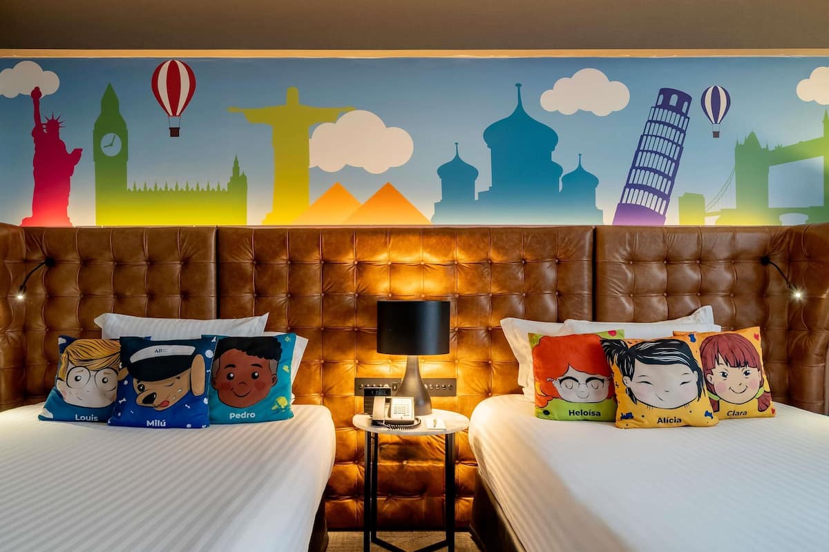 Suíte família, várias camas, acesso ao Club Lounge | Frigobar, cofres nos quartos, escrivaninha