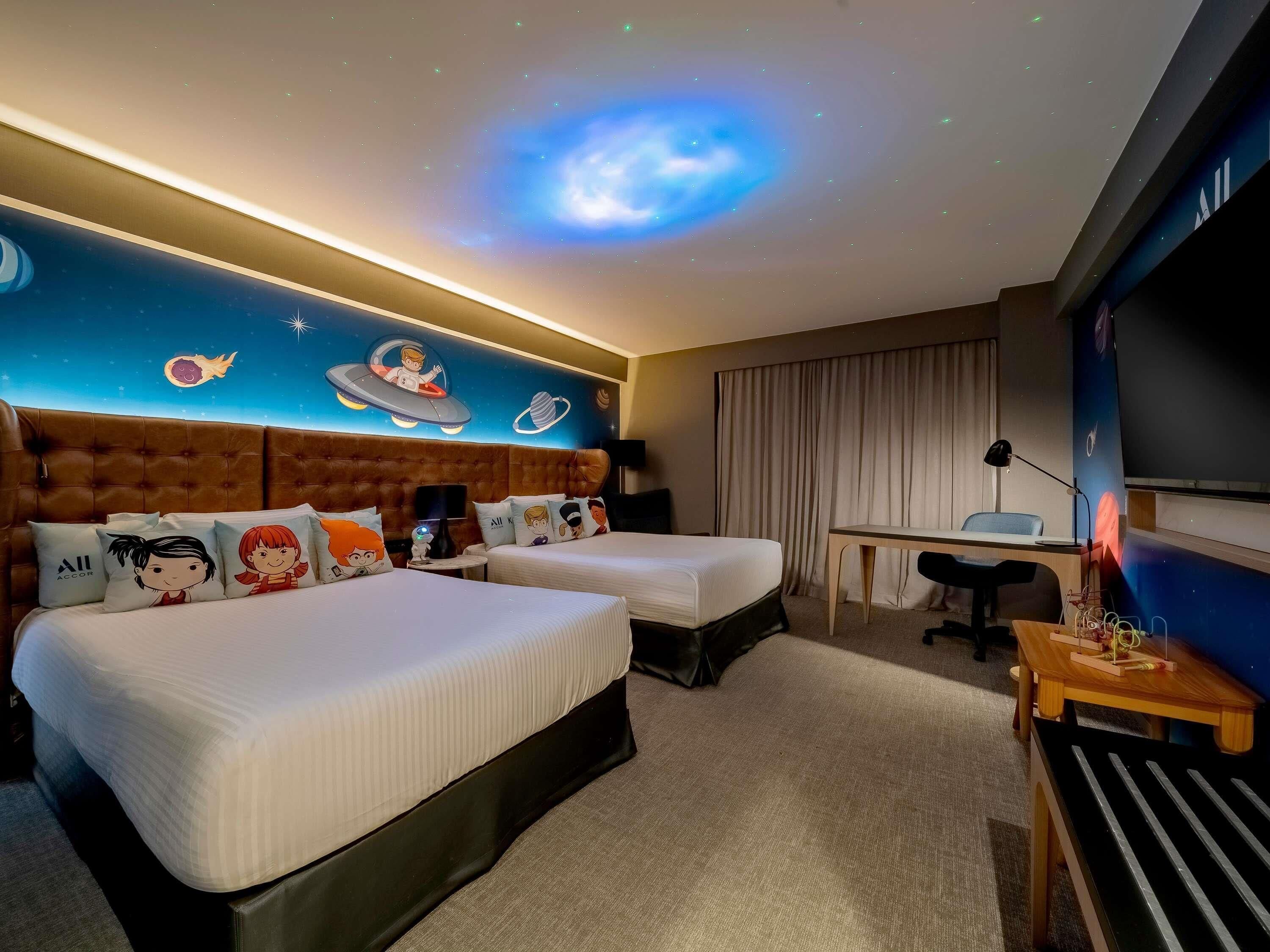 Suíte família, várias camas, acesso ao Club Lounge | Frigobar, cofres nos quartos, escrivaninha